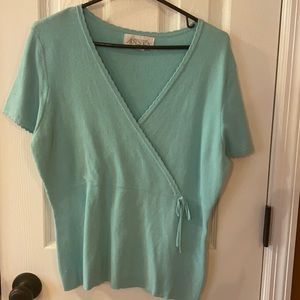 Women’s short sleeve sweater, scalloped sleeves and neckline size L